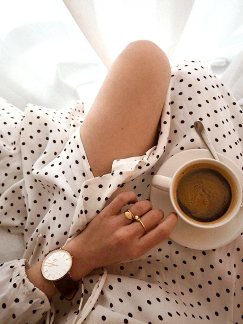 Robe  pois noir sur fond blanc + fines bagues dores + montre masculine = le bon mix