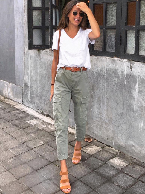 Tee-shirt blanc + accessoires fauve + pantalon cargo olive = le bon mix