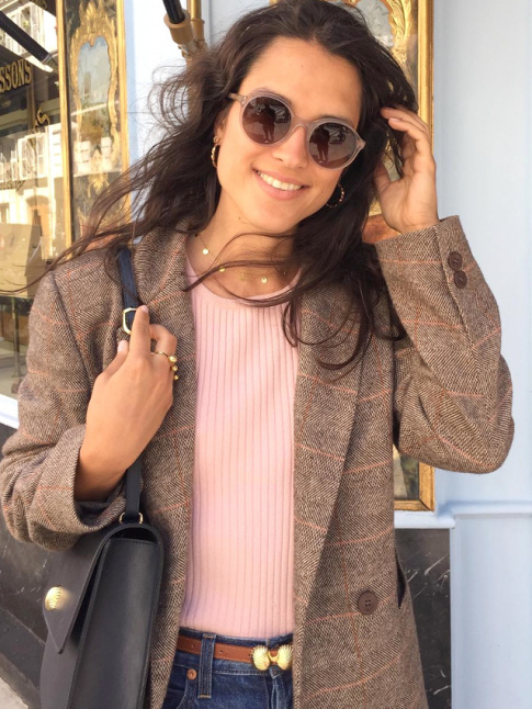 Blazer masculin chtaigne + petit pull rose = le bon mix