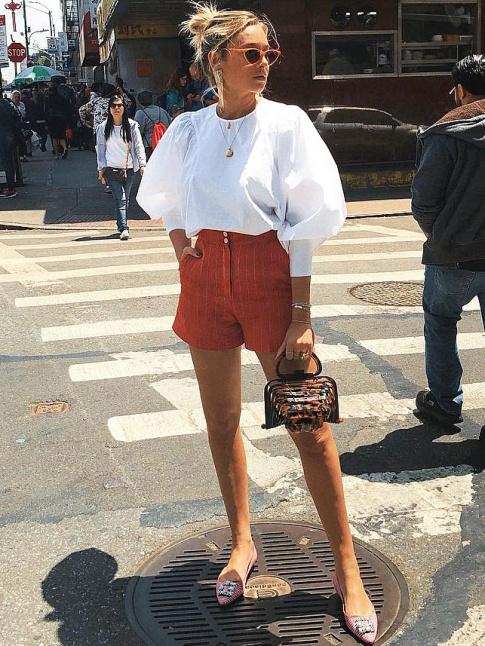 Blouse blanche  manches bouffantes + short en jean rouge taille haute = le bon mix