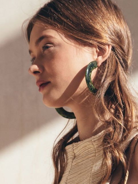 Cet t, on pense  troquer nos boucles d'oreilles dores contre de larges croles malachites !