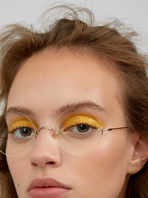 Make up audacieux + lunettes sans montures = le bon mix