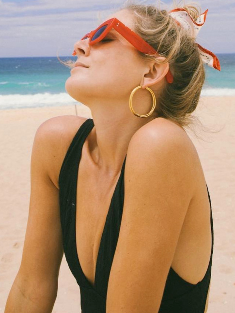 Le maillot de bain une pice noir, un bon prtexte pour mettre l'accent sur les accessoires !