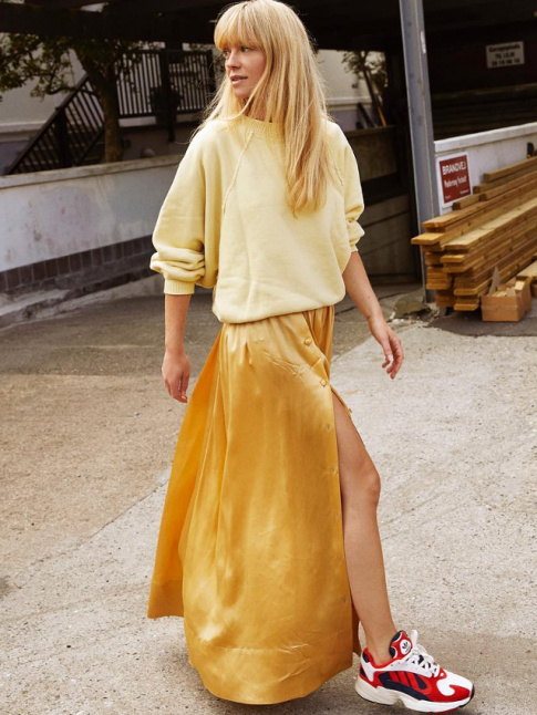 Sweat jaune ple + jupe longue ocre en satin = le bon mix