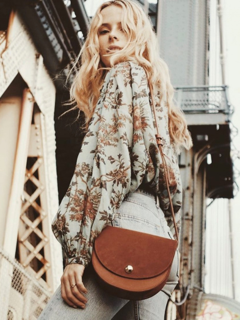 Blouse ample fleurie esprit tapisserie + jean droit dlav + petit sac marron = le bon mix
