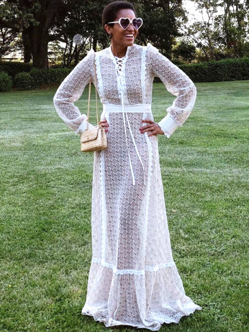 Cette saison, les longues robes couvrantes misent sur la transparence pour allger leur allure