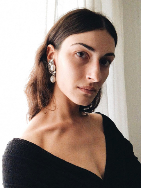 Rien de tel qu'une paire de boucle d'oreilles de caractre pour sublimer un style simple et fminin !