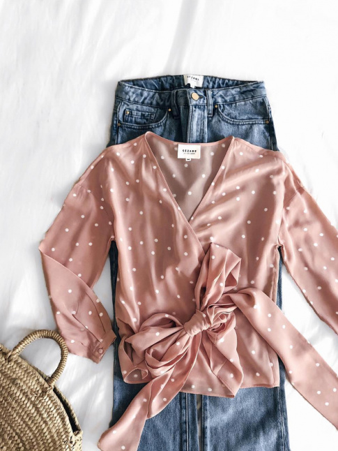 Une fois mari  du jean, l'imprim pois sur fond rose fait de l'ombre  son homologue noir et blanc