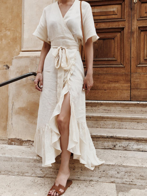 Robe portefeuille blanc cass + mules marrons pures = le bon mix