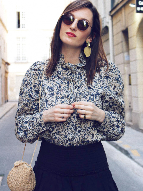 L'imprim tapisserie bleu marine, ou comment renouveler l'aura de la blouse romantique
