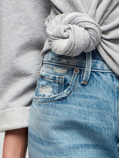 Quand le sweat-shirt gris se prend pour un tee-shirt et ose le noeud de ct...
