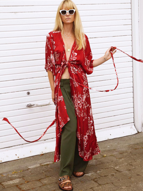 Oui la superposition kimono fminin/pantalon large kaki casual !