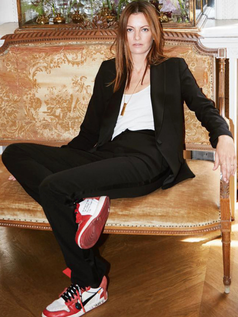 Rien de tel qu'une paire de sneakers pour twister un smoking !