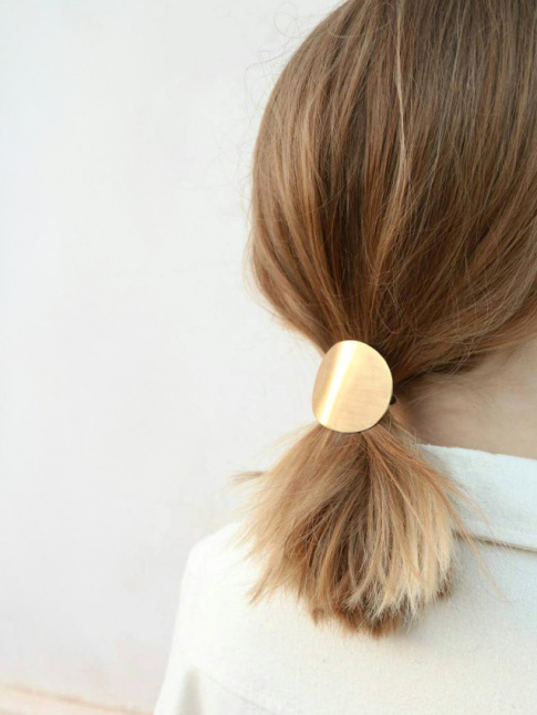 Oui au mini soleil en guise d'accessoire de cheveux !