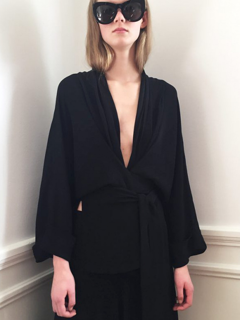 Mlant col foulard et coupe kimono, cette blouse a tout bon !