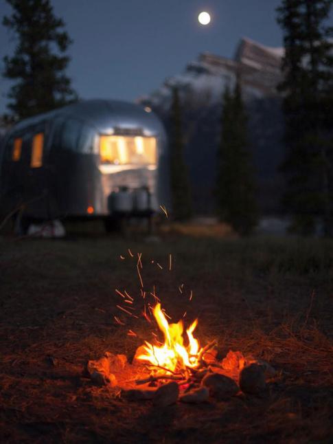 Feu de camp + pleine lune + caravane Airstream = le bon mix