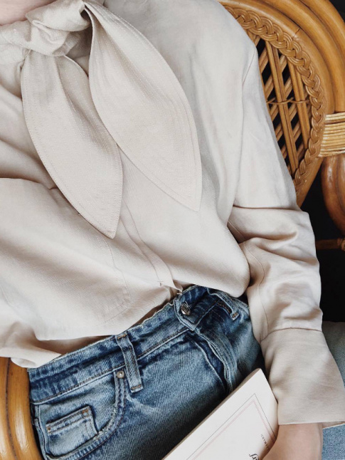 Le col foulard, le petit dtail chic permettant de rhausser facilement un bas casual