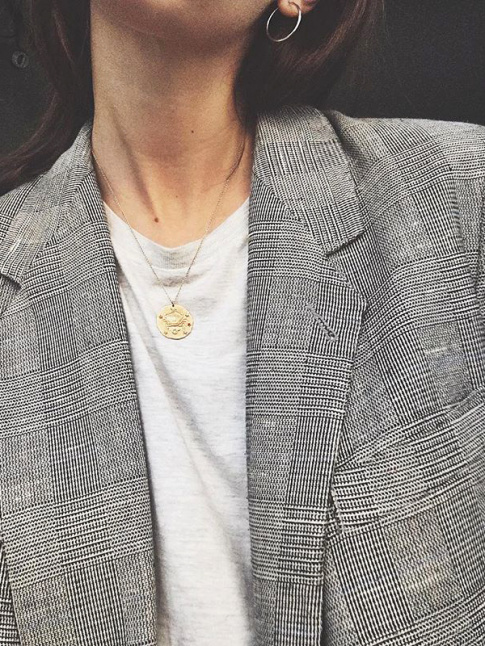Blazer masculin + simple tee-shirt blanc + mdaille dore = le bon mix