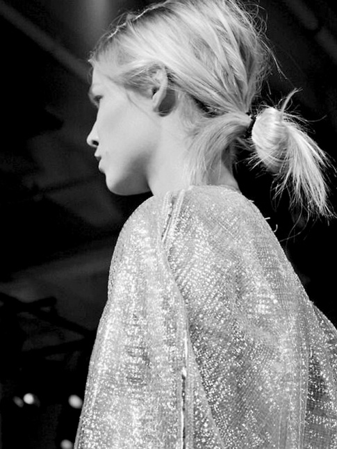 Cheveux attachs  la va-vite + tenue miroitante = le bon mix