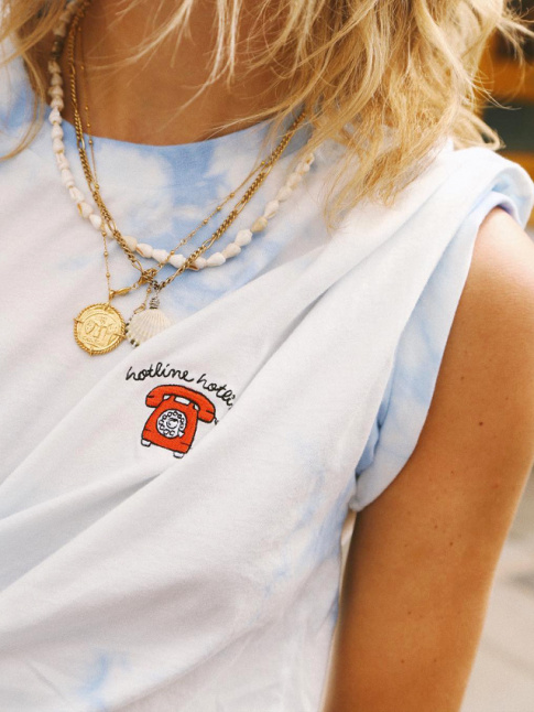 Oui au mix and match bijoux fins/tee-shirt casual fun !