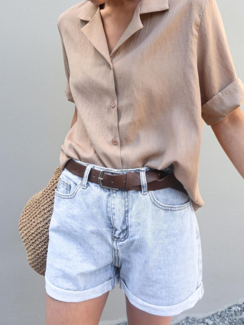 Rien de tel qu'une chemisette pour emmener le short en jean sur les sentiers du casual chic !