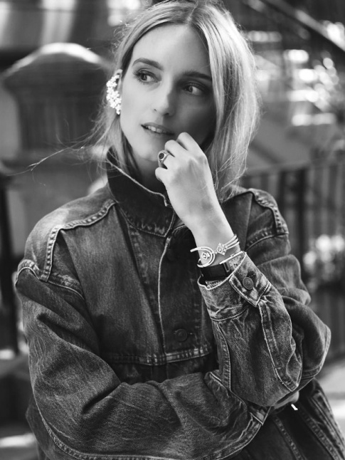 Rien de tel qu'une veste en jean boyfriend pour apaiser des bijoux sophistiqus