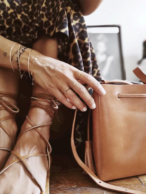 Tachet lopard + cuir camel + trs fins bijoux dors = le bon mix