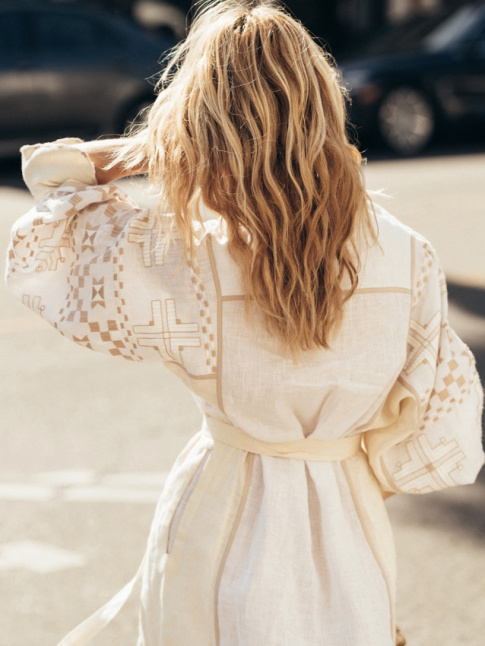 Subtilement folk, cette robe en lin a tout bon !