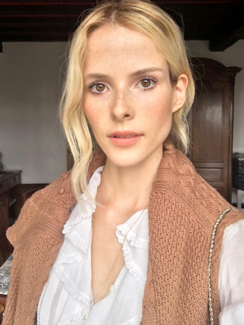 Regard noisette + maille vieux rose + blouse romantique = le bon mix