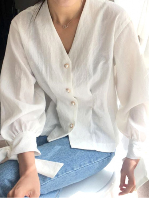 Chemise pure + boutons nacrs + jean dlav = le bon mix