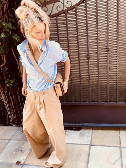 Mlant pantalon oversize, chemise troite et coiffure nonchalante, ce look a tout bon !