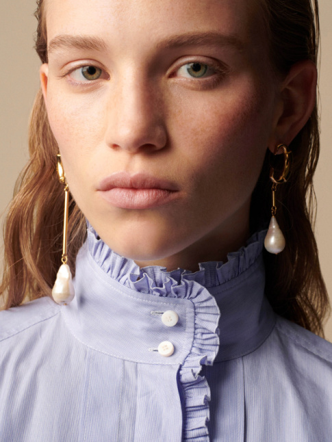 Lgrement asymtriques, ces boucles d'oreilles Chlo faussement classiques twisteront les looks les plus sages !