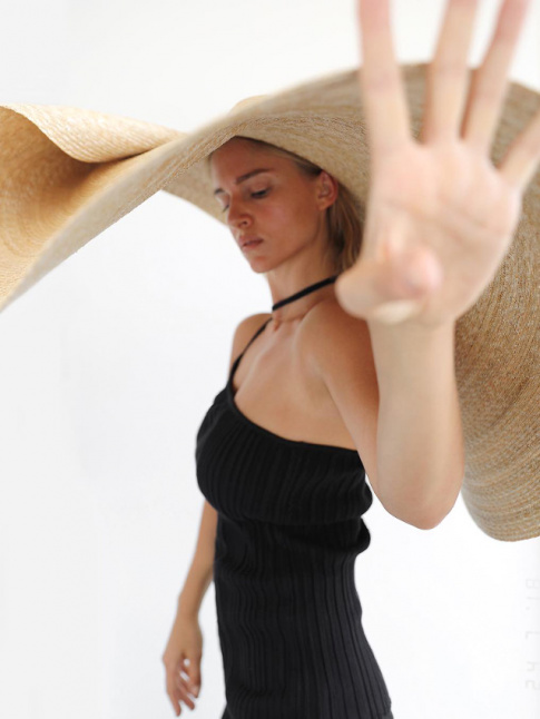 Si  25 ans tu ne possdes pas une capeline Jacquemus, c'est que tu n'es pas une influenceuse digne de ce nom...