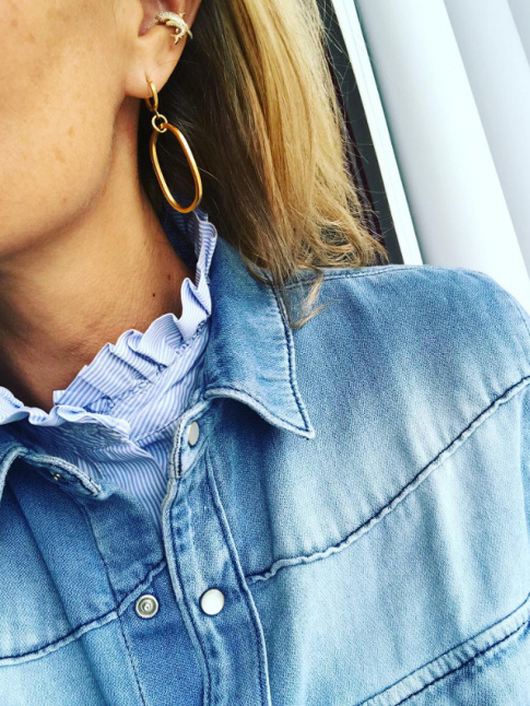 Chemise en jean + chemise raye  col volant = le bon mix