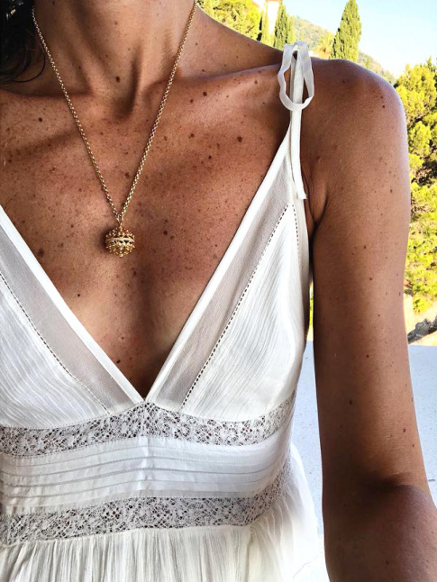 La robe blanche dlicate  fines bretelles, un intemporel absolument indispensable !