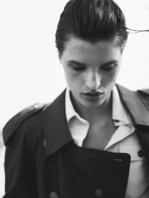 Plus le trench se veut masculin, plus il rvle son potentiel de sensualit...