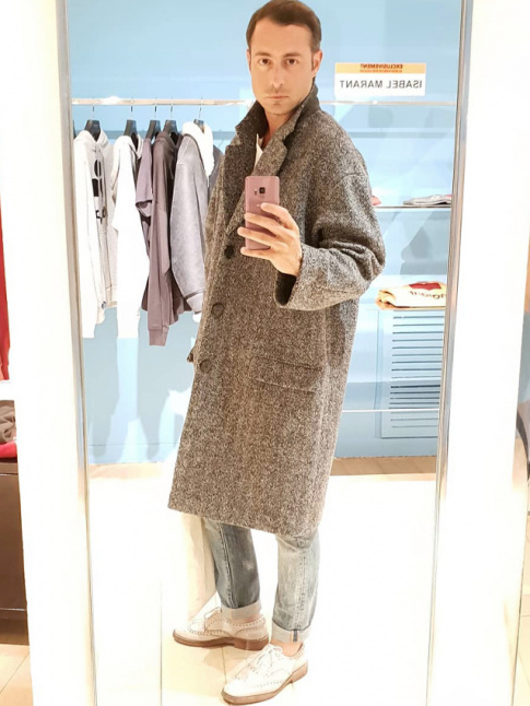 Avec son manteau fleurant bon l'automne, Emmanuel Isaia nous donne des envies de rentre prcoce !