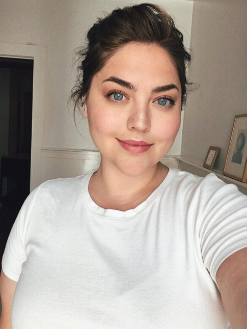 Tee-shirt blanc + make-up lgrement soutenu = le bon mix