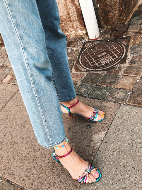 Mixer un jean droit  une paire de sandales ultra girly se rvle souvent tre une bonne ide
