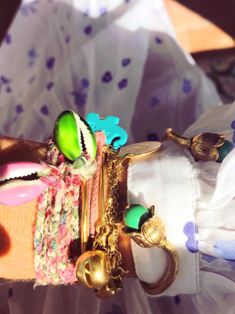 Accumuler un millier de breloques au poignet : l'un des petits plaisirs de l't !