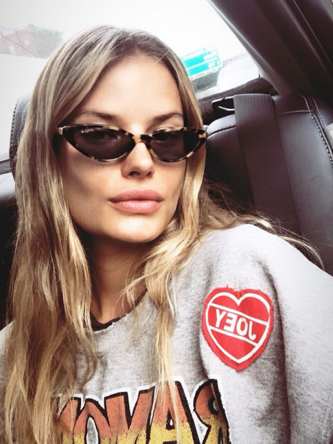 Lunettes de soleil no cat-eye + sweat un brin us = le bon mix