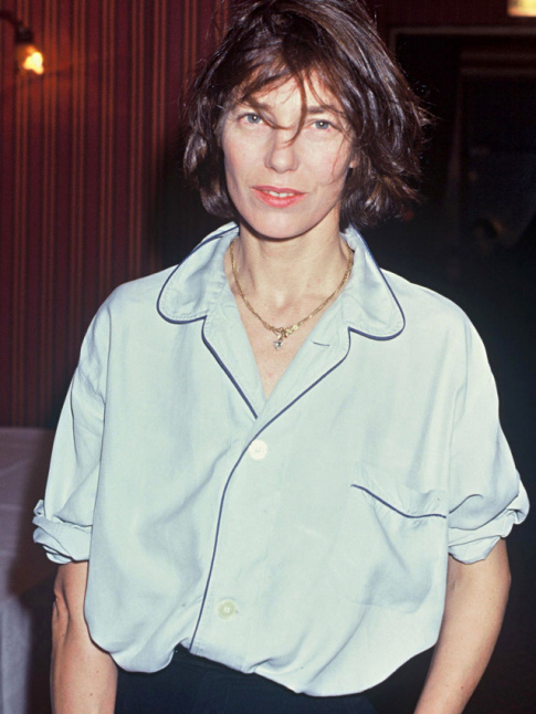 En arborant sa chemise de pyjama en guise de top  part entire, Jane Birkin avait une fois de plus tout compris !