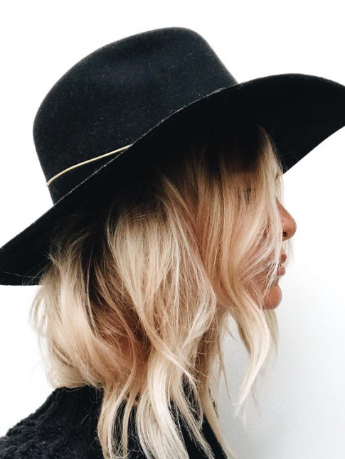 Fedora noir + blond estival = le bon mix