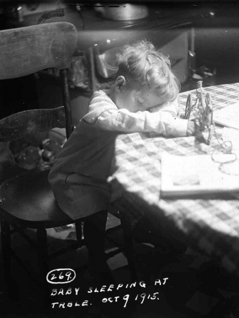 Ces moments si particuliers de l'enfance o l'on peut s'endormir n'importe o...