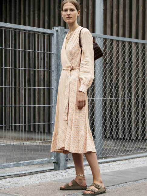 Robe portefeuille abricot light + Birkenstock en cuir naturel = le bon mix