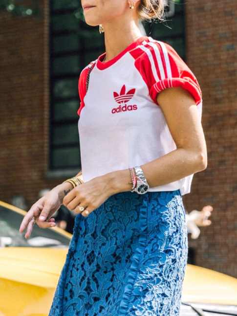 On ne se lasse pas du duo tee-shirt sporty rtro/jupe en dentelle !