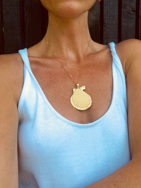 Top ultra simple + pendentif imposant = le bon mix