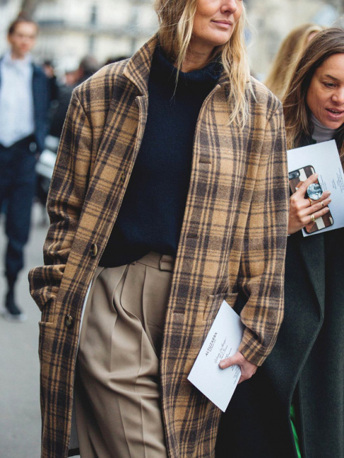 Mlant ampleur matrise, bleu marine et carreaux chaleureux, ce look automnal a tout bon !