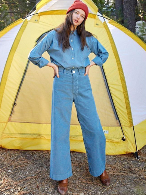 Wanted : un pantalon large en velours bleu fume