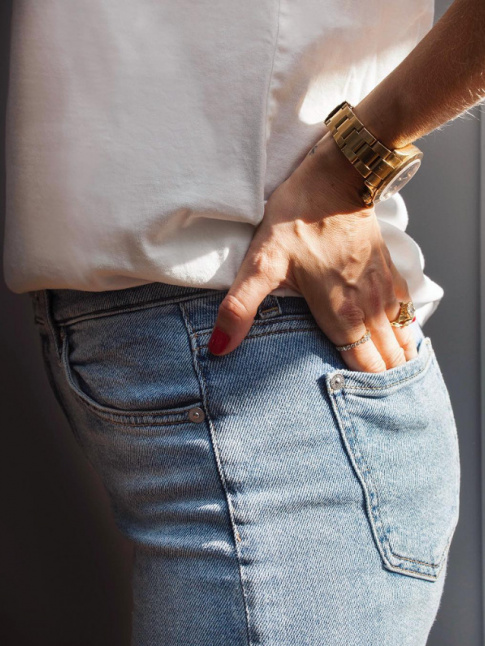 Rien de tel qu'une montre dore masculine pour rehausser le look jean/tee-shirt blanc !